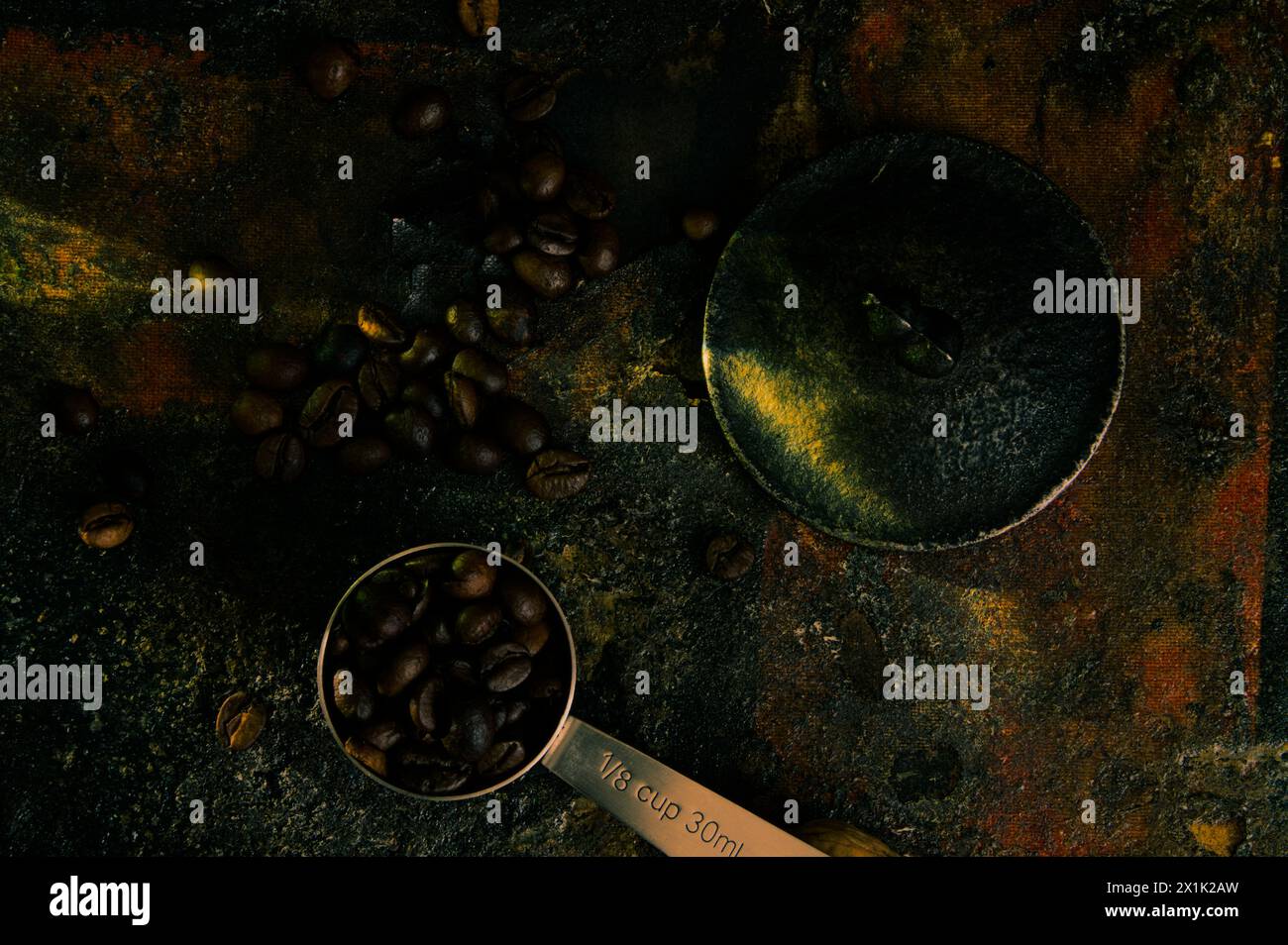 molti, molti bei chicchi di caffè scuri e scuri Foto Stock