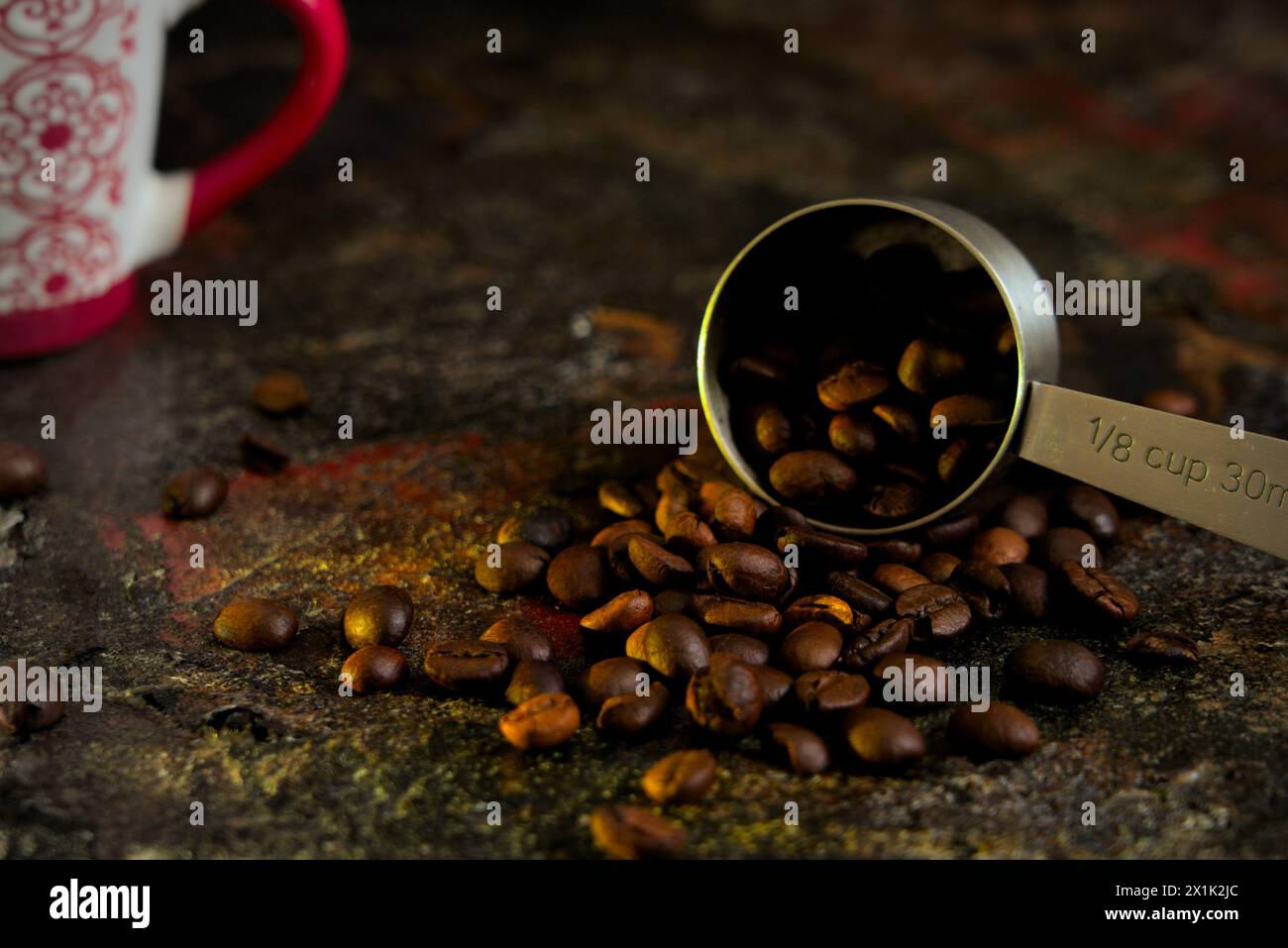 molti, molti bei chicchi di caffè scuri e scuri Foto Stock