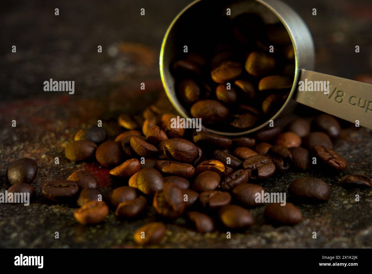 molti, molti bei chicchi di caffè scuri e scuri Foto Stock