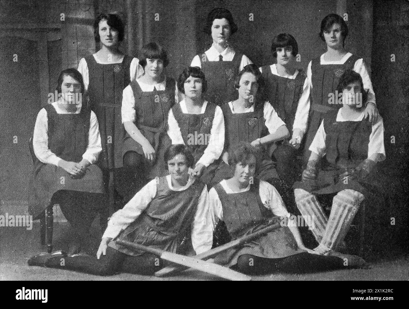 Una fotografia della squadra di cricket delle ragazze imperiali (tabacco). La maggior parte dei giocatori lavorava nelle fabbriche di Wills. Con sede a Bristol, in Inghilterra, W. D. e H. O. Wills era uno dei maggiori produttori britannici di tabacco. Nel 1924 facevano parte dell'Imperial Tobacco Group di Gran Bretagna e Irlanda, ma avevano ancora una certa autonomia. La compagnia era anche un prolifico editore di carte di sigarette. Foto Stock