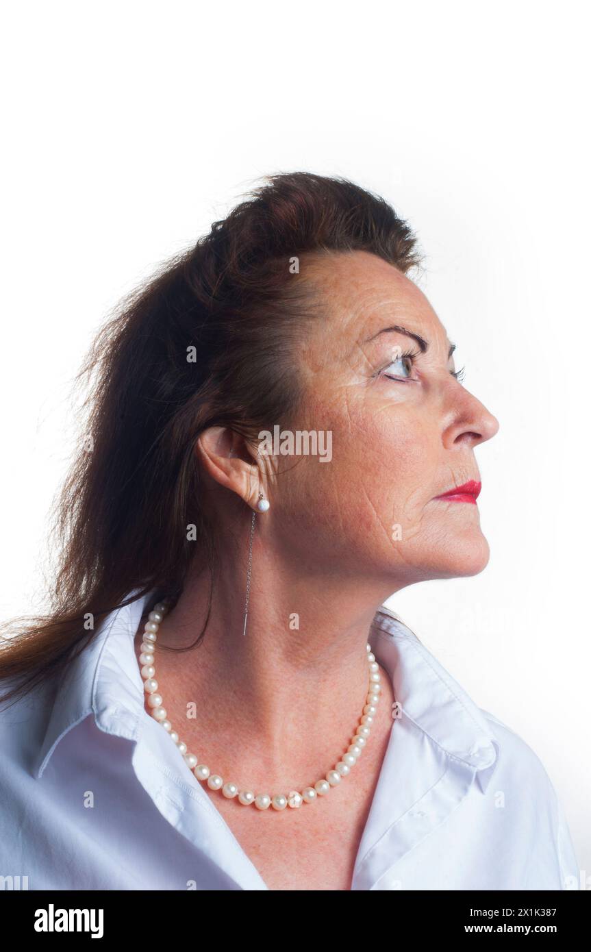 Foto in studio di una donna forte e sicura di sé tagliata su uno sfondo bianco: John Gollop Foto Stock