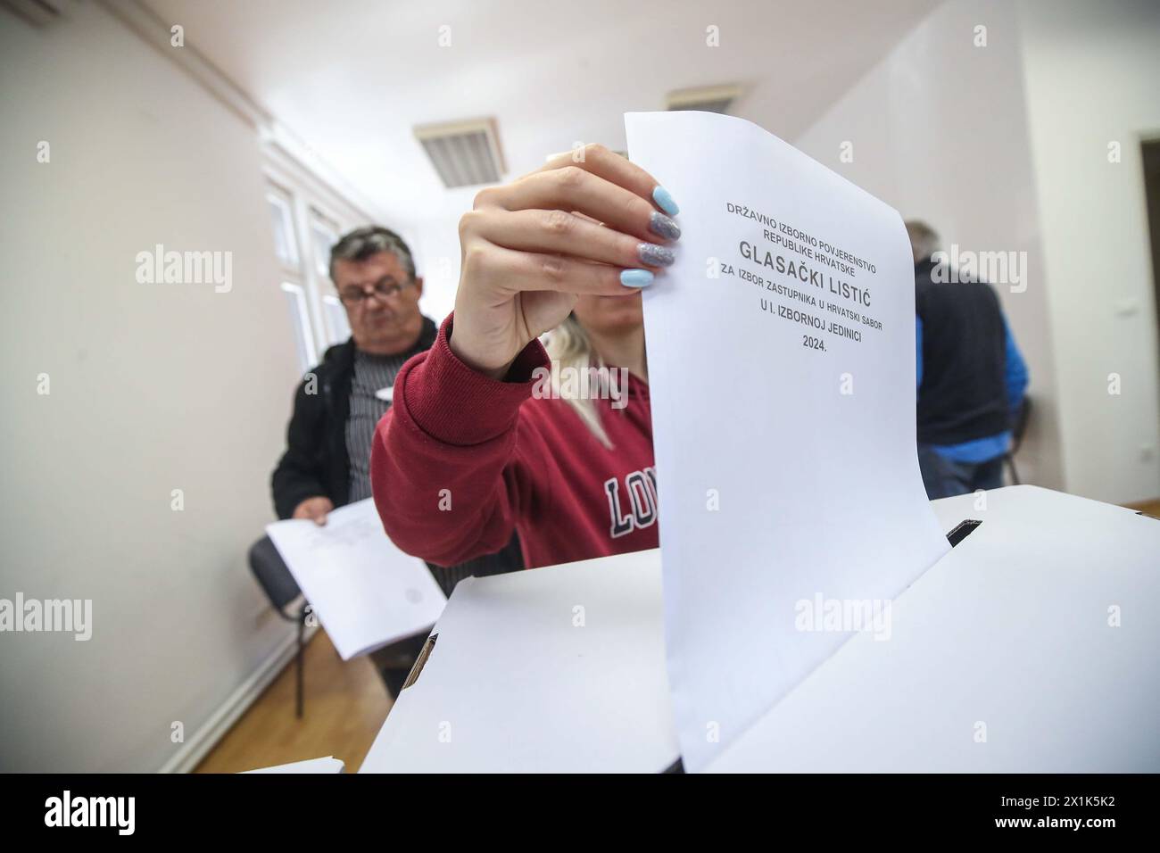 (240417) -- ZAGABRIA, 17 aprile 2024 (Xinhua) -- Una donna lancia il suo voto in un seggio elettorale a Zagabria, Croazia, il 17 aprile 2024. Mercoledì mattina sono iniziate le elezioni parlamentari in Croazia, con 2.302 candidati provenienti da 59 partiti politici e candidati indipendenti in competizione per 151 seggi al parlamento. (Slavko Midzor/PIXSELL tramite Xinhua) Foto Stock