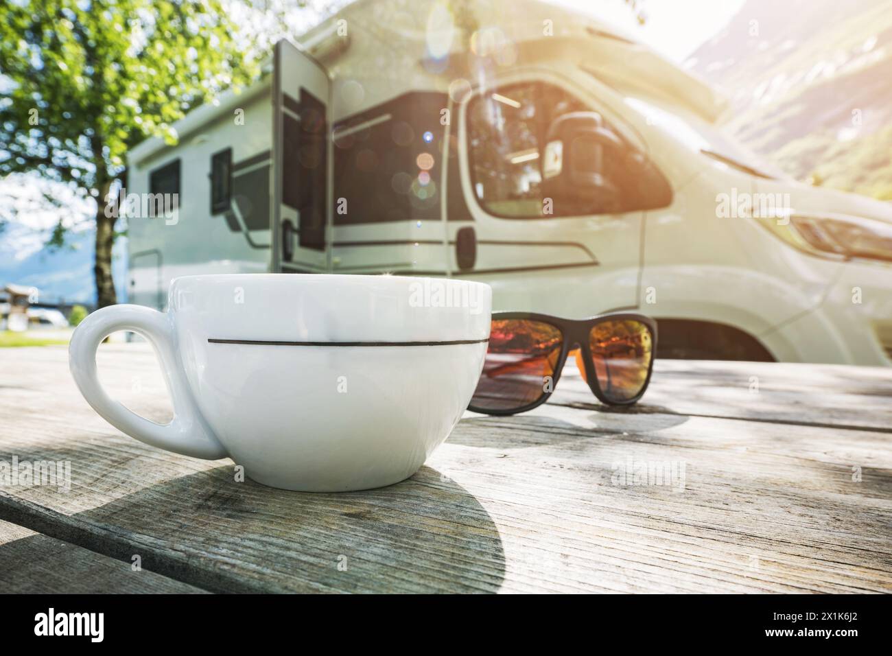 Parcheggio per camper - Coffee Time accanto al camper. Routine mattutina delle vacanze Foto Stock