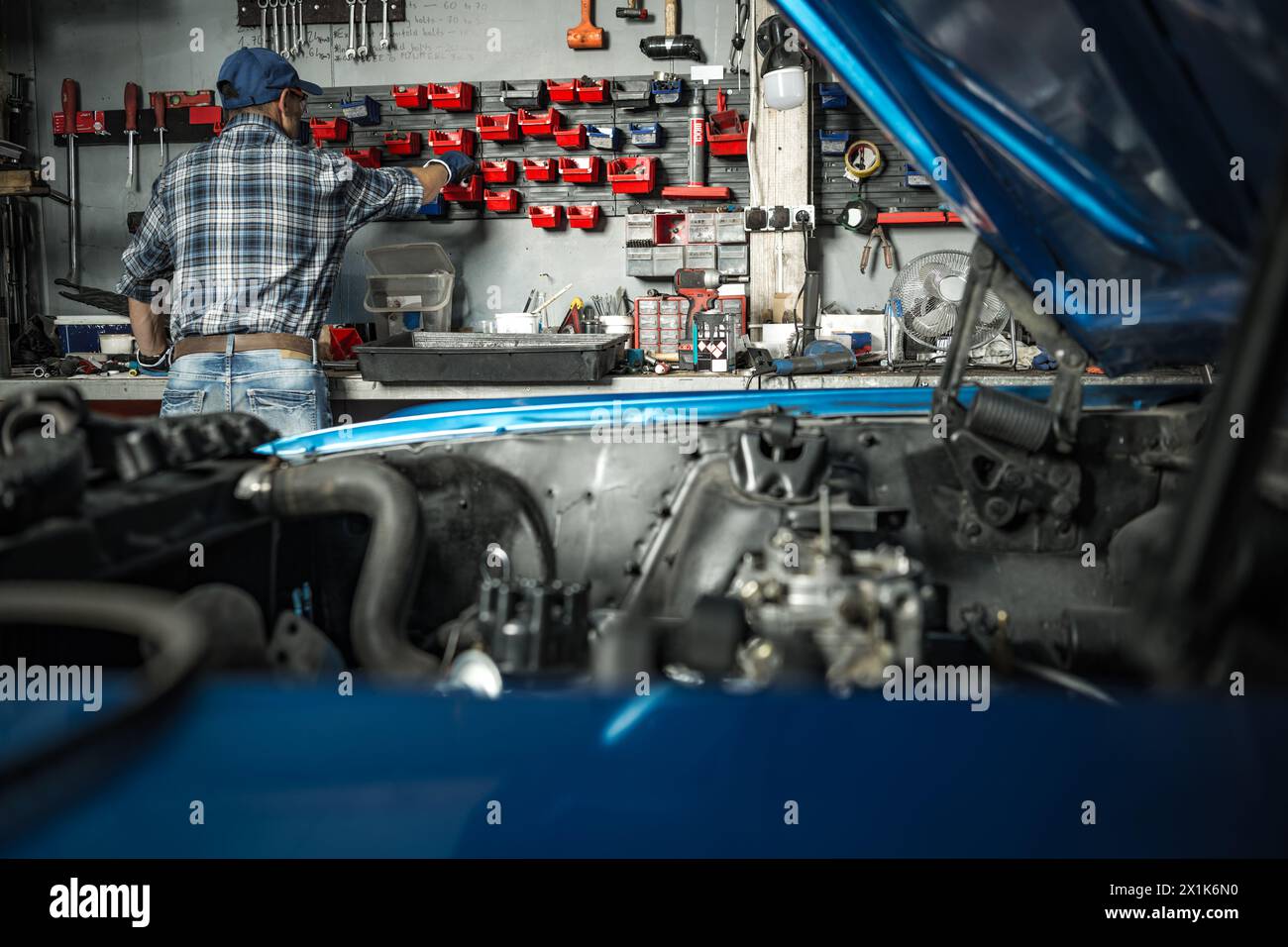 Classic Muscle Car Restoration di un hobbista caucasico. Riparazione del motore V8 a benzina Foto Stock