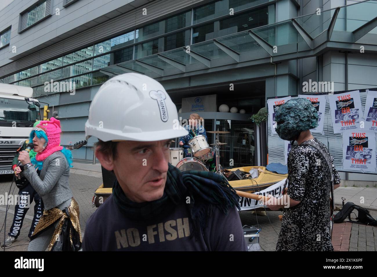 Ocean Rebellion (OR) organizza un concerto di protesta contro una cima mineraria in alto mare all'Hilton di Canary Wharf, evidenziando i suoi effetti dannosi sulla vita marina. Si ritiene che l'estrazione di «noduli di manganese» dai fondali marini per l'uso nelle tecnologie verdi provochi notevoli danni ambientali. Si schiaccia il fondale marino della vita, rilascia pennacchi di sedimenti e crea rumore che disorienta gli animali marini. L'inquinamento acustico causato dalle miniere d'altura è centinaia di volte più forte di un lancio di razzi spaziali. Una licenza di estrazione mineraria in acque profonde avrebbe tolto un fondo marino di un terzo delle dimensioni di Belgiu Foto Stock