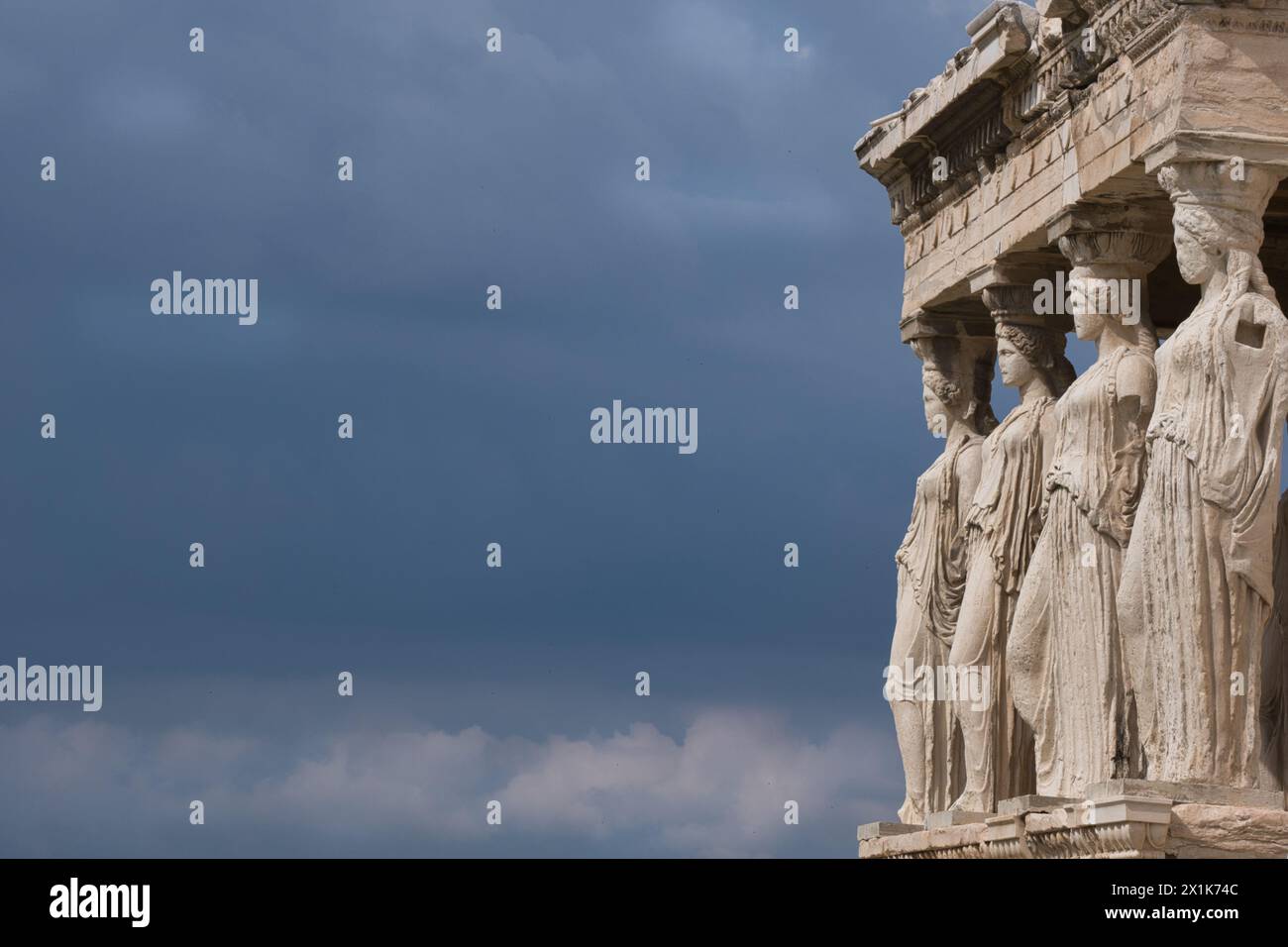 L'Eretteo che mostra le statue di Korai in una tempesta giornata primaverile ad Atene, in Grecia Foto Stock