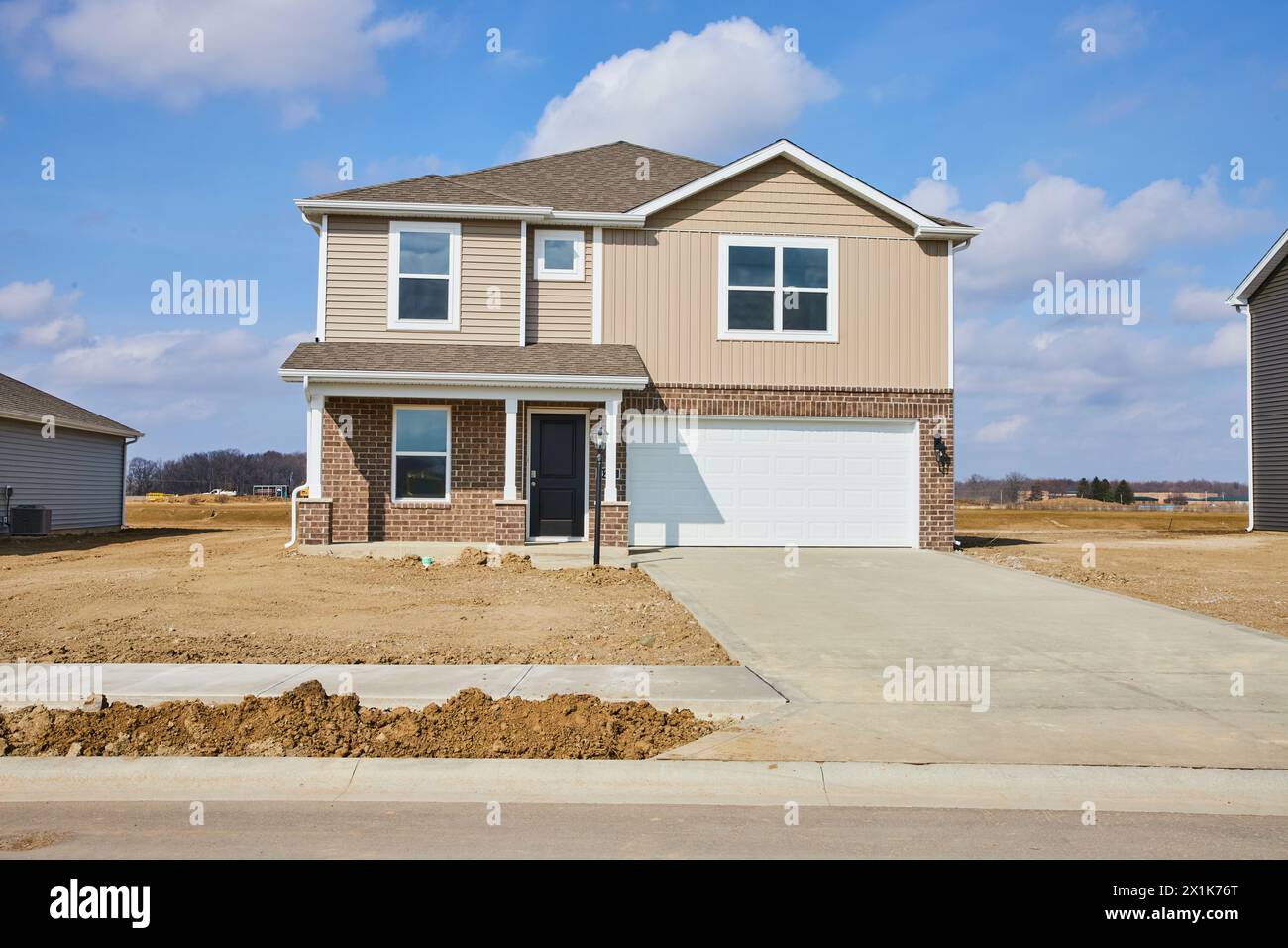 Nuova costruzione di case suburbane nel quartiere in via di sviluppo Foto Stock