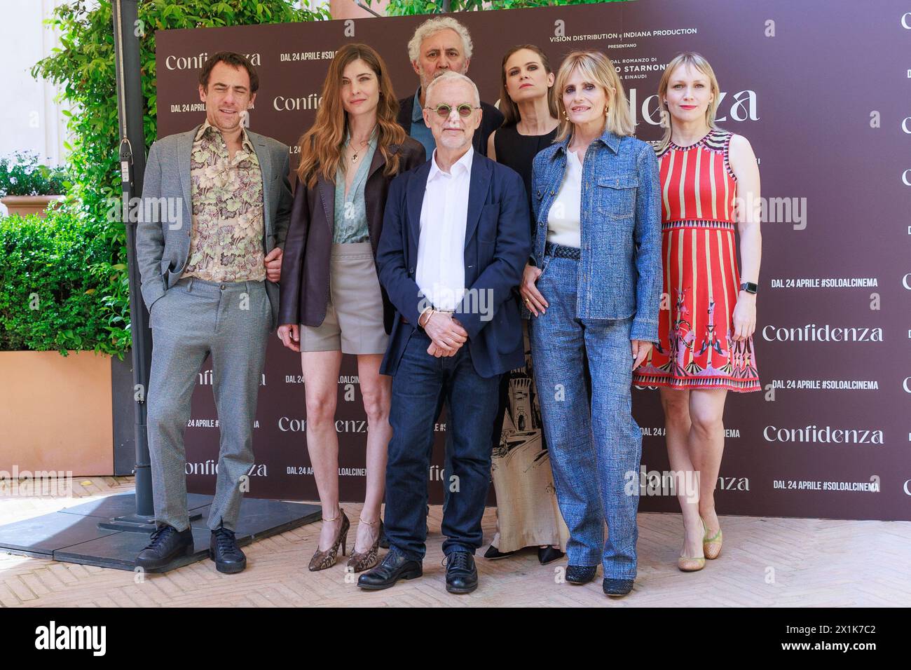 Roma, Italia. 17 aprile 2024. Elio Germano, Vittoria Puccini, Francesco piccolo, Daniele Luchetti, Federica Rosellini, Isabella Ferrari e Elena Bouryka durante il Photocall del film CONFIDENZA, 17 aprile 2024 presso HTL De la Ville, Roma, Italia Credit: Live Media Publishing Group/Alamy Live News Foto Stock