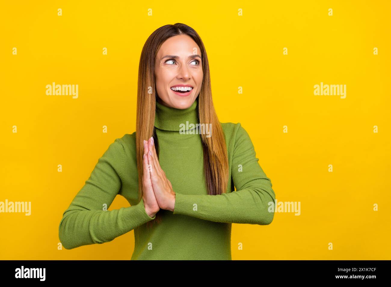 Ritratto di affascinanti braccia da donna positive palme che impastano uno spazio vuoto isolato su sfondo di colore giallo Foto Stock