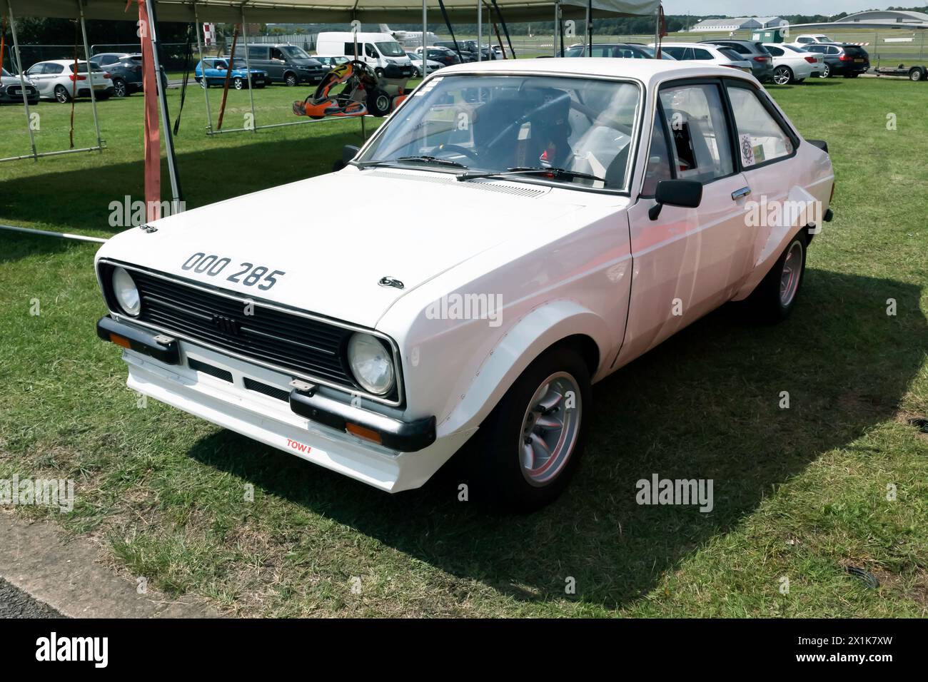 Vista frontale di tre quarti di una Ford Escort MkII bianca del 1980, in mostra al British Motor Show del 2023 Foto Stock