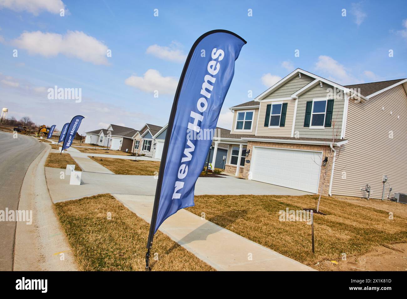 Nuove case suburbane con banner di vendita, Beige House Focus Foto Stock