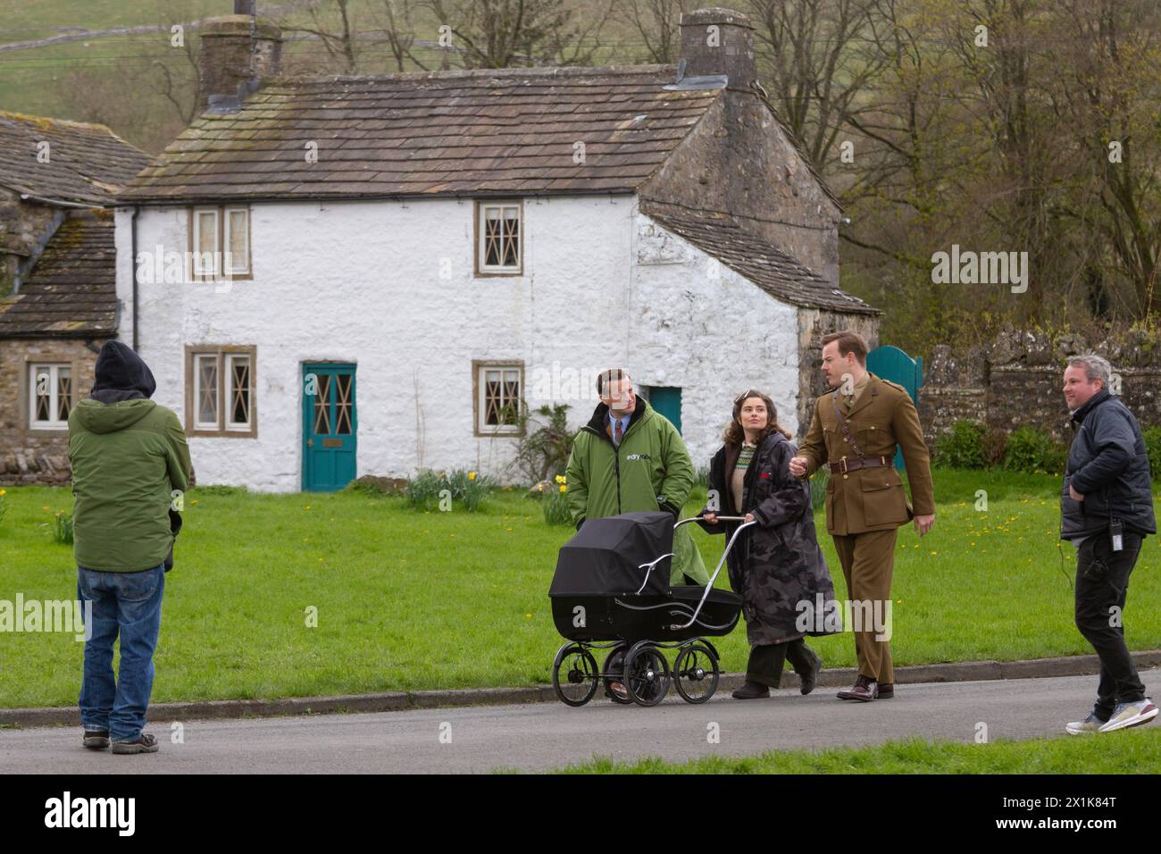 Arcliffe, North Yorkshire. 17 aprile 2024. L'attore Callum Woodhouse è riportato sul set di tutte le creature grandi e piccole. È stato assente durante la quarta stagione, ma è stato visto girare in location nelle Yorkshire Dales insieme ai co-protagonisti Nicholas Ralph (James Herriot) e Rachel Shenton (Helen Herriot). Ora indossa baffi e uniforme militare. © Tom Holmes Photography / Alamy Live News. Foto Stock