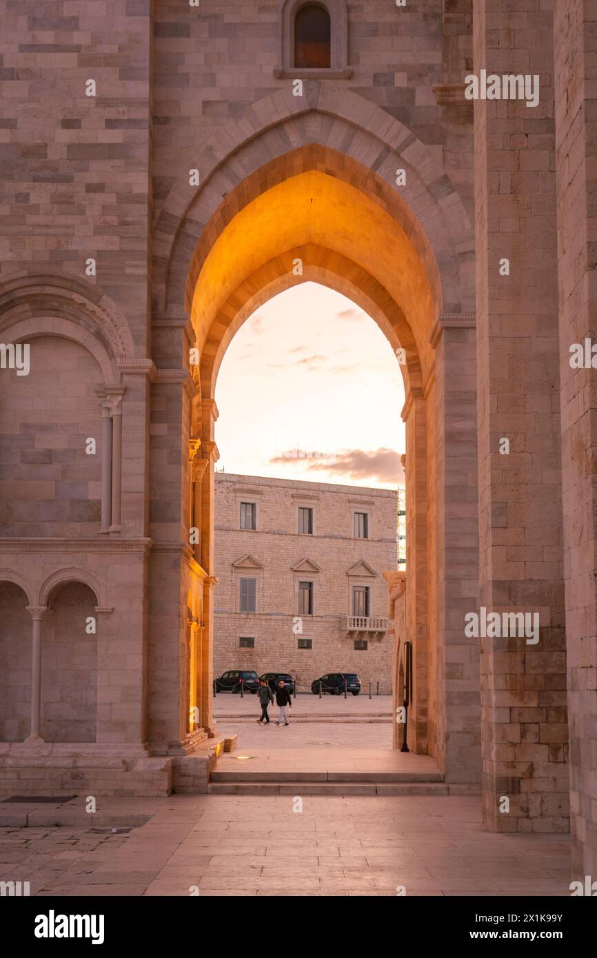 La bellissima Basilica romanica del Duomo di San Nicola Pellegrino, a Trani. Cattedrale sul mare. Foto Stock