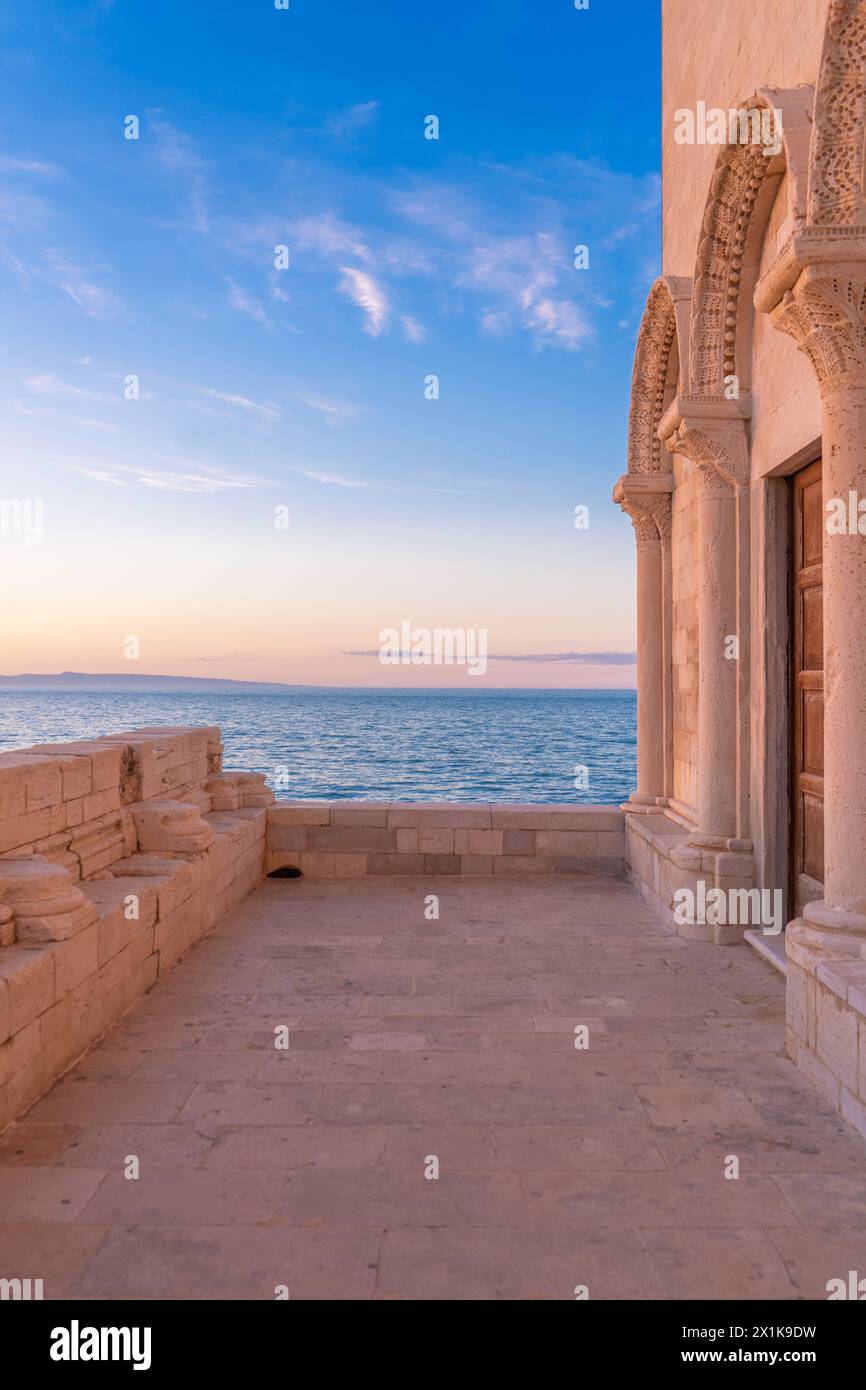 La bellissima Basilica romanica del Duomo di San Nicola Pellegrino, a Trani. Cattedrale sul mare. Foto Stock