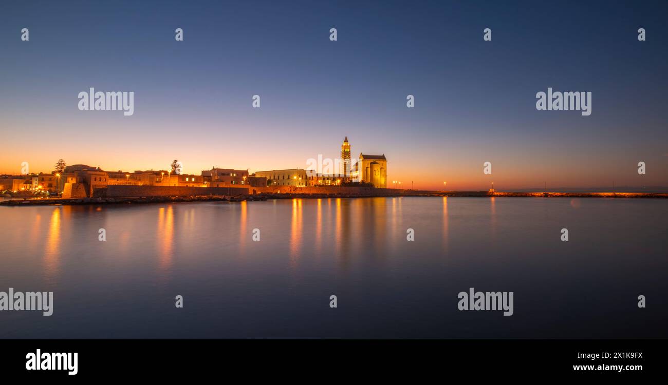 La bellissima Basilica romanica del Duomo di San Nicola Pellegrino, a Trani. Cattedrale sul mare. Foto Stock