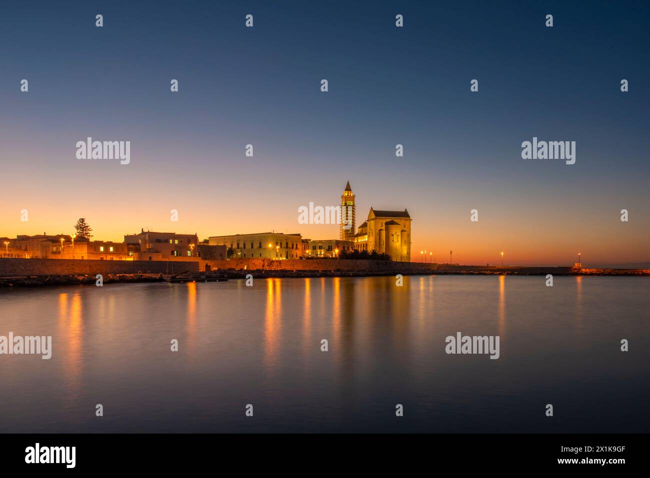 La bellissima Basilica romanica del Duomo di San Nicola Pellegrino, a Trani. Cattedrale sul mare. Foto Stock