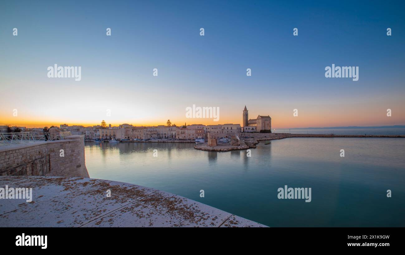 La bellissima Basilica romanica del Duomo di San Nicola Pellegrino, a Trani. Cattedrale sul mare. Foto Stock