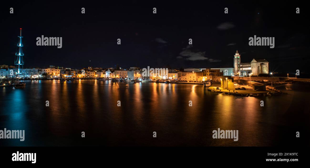 La bellissima Basilica romanica del Duomo di San Nicola Pellegrino, a Trani. Cattedrale sul mare. Foto Stock