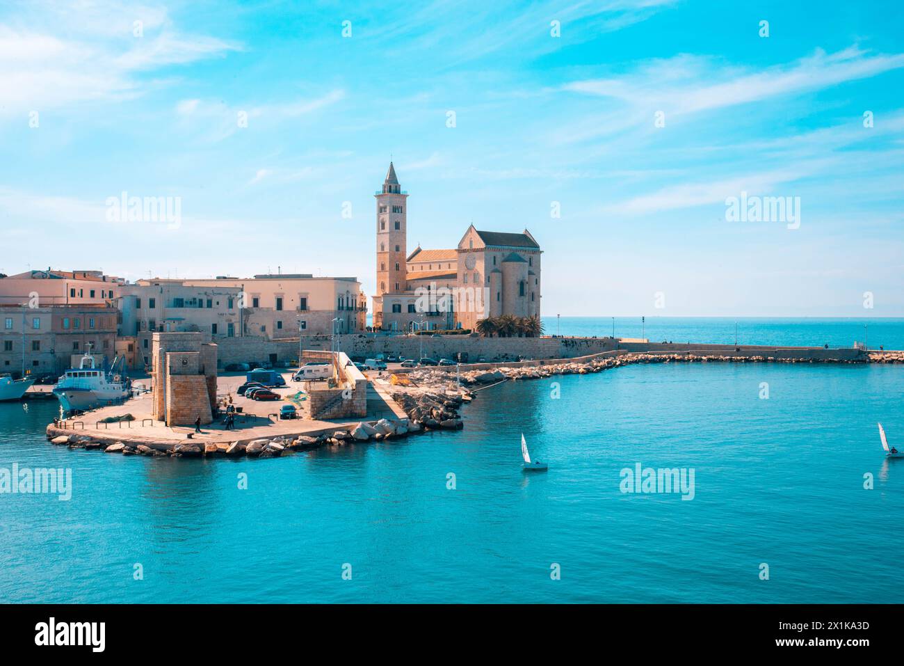 La bellissima Basilica romanica del Duomo di San Nicola Pellegrino, a Trani. Cattedrale sul mare. Foto Stock