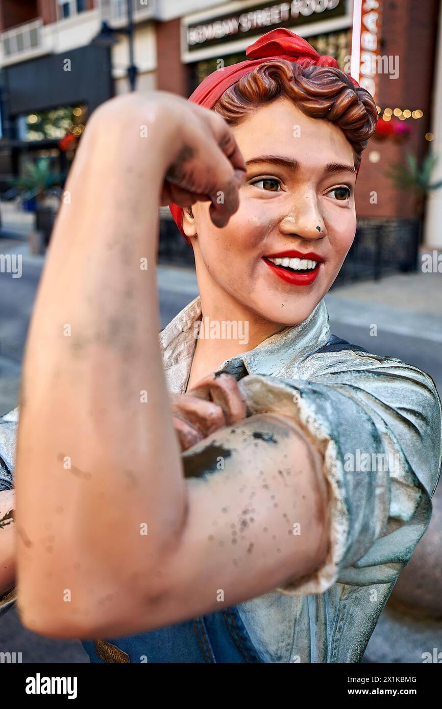 La Street art onora Rosie the Riveter e le donne che hanno prestato servizio nell'industria durante la seconda guerra mondiale Maryland National Harbor, vicino a Washington, DC. Foto Stock