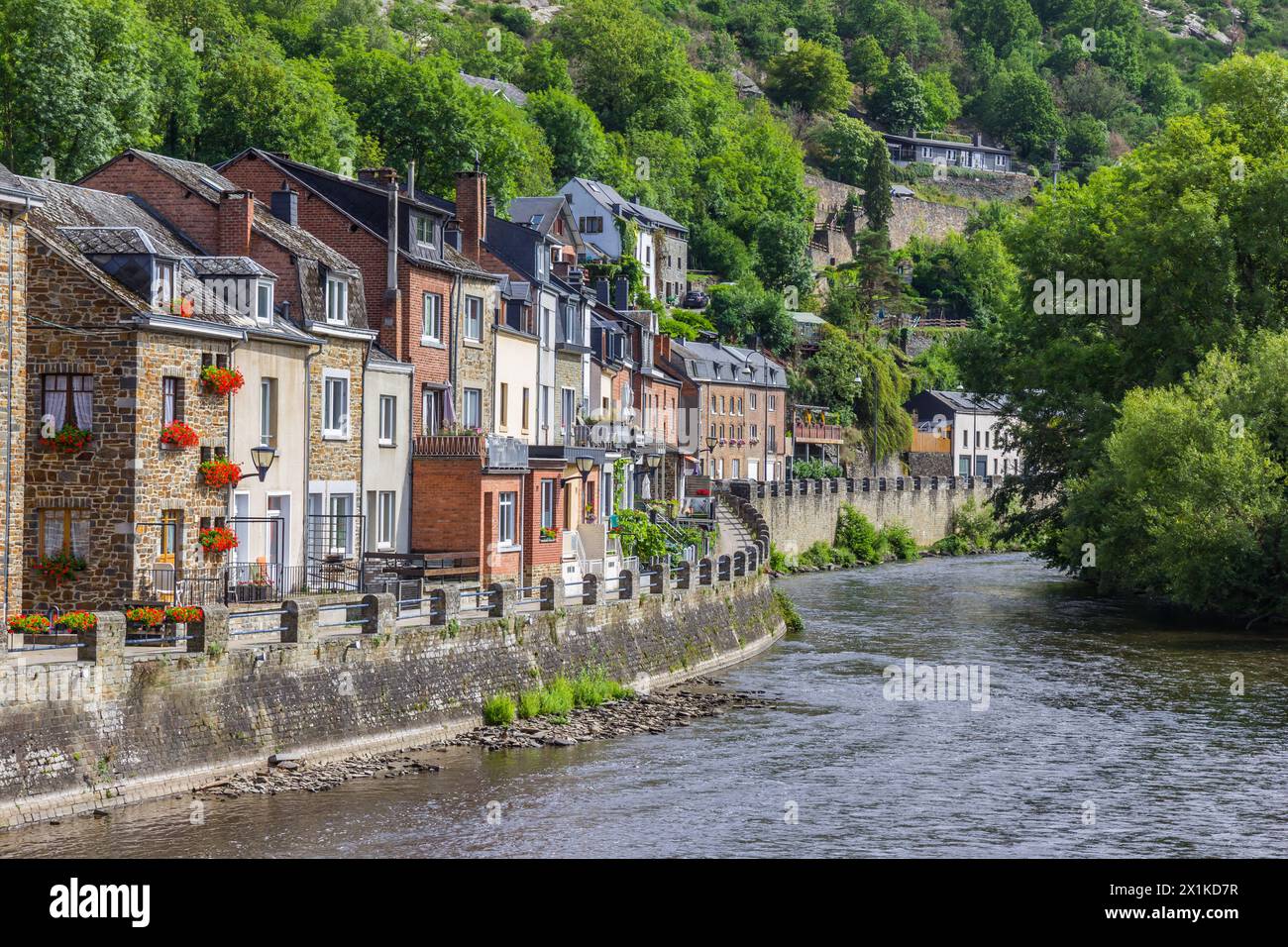 Il fiume Ourthe si piega lungo vecchie case a la Roche-en-Ardenne, Belgio Foto Stock