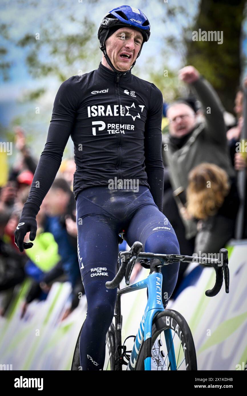 Huy, Belgio. 17 aprile 2024. Il britannico Stevie Williams di Israele-Premier Tech festeggia mentre attraversa il traguardo per vincere la gara maschile della 'la Fleche Wallonne', gara ciclistica di un giorno (Waalse Pijl - Freccia vallona), 199 km da Charleroi a Huy, mercoledì 17 aprile 2024. BELGA PHOTO JASPER JACOBS credito: Belga News Agency/Alamy Live News Foto Stock