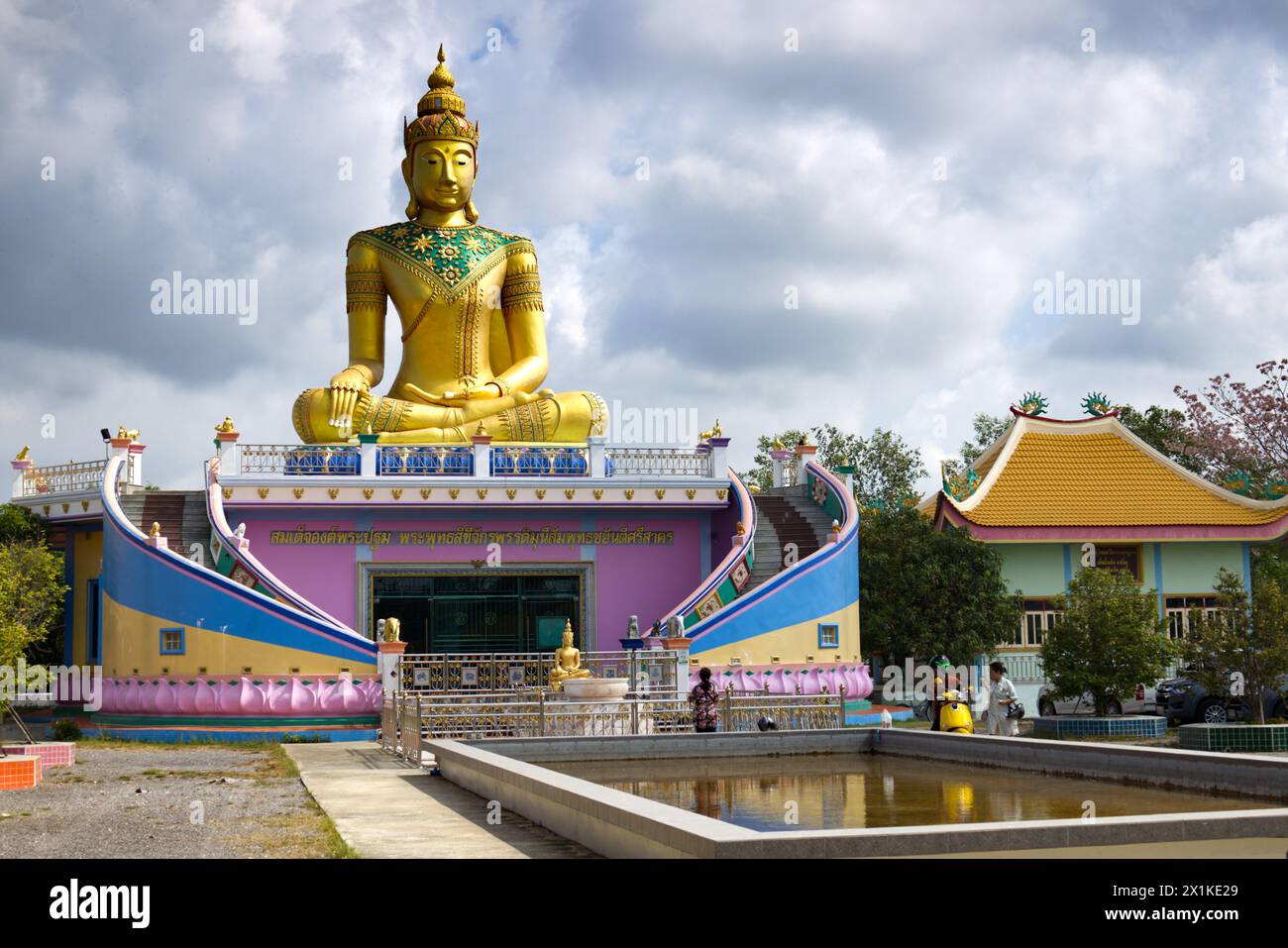 Tempio buddista Wat Laem Suwannaram Ban Laem, Thailandia - statua del Buddha d'oro riflessa nello stagno di fronte al tempio Foto Stock