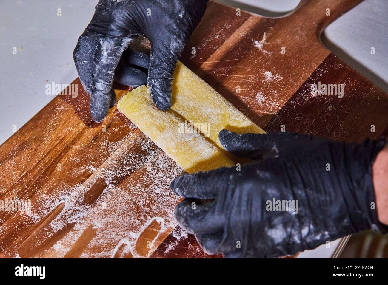 Preparazione della pasta fatta a mano, primo piano di cucina artigianale Foto Stock