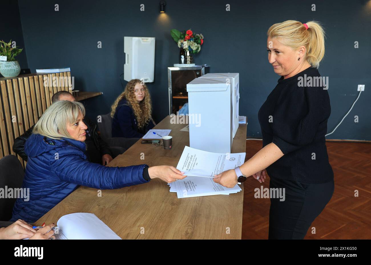Un luogo insolito per le elezioni e il voto il 17 aprile 2024 a Jastrebarsko, Croazia. La votazione si svolge presso il collettivo locale di vini Svetojansko Vinogorje. Foto: Marko Prpic/PIXSELL credito: Pixsell/Alamy Live News Foto Stock