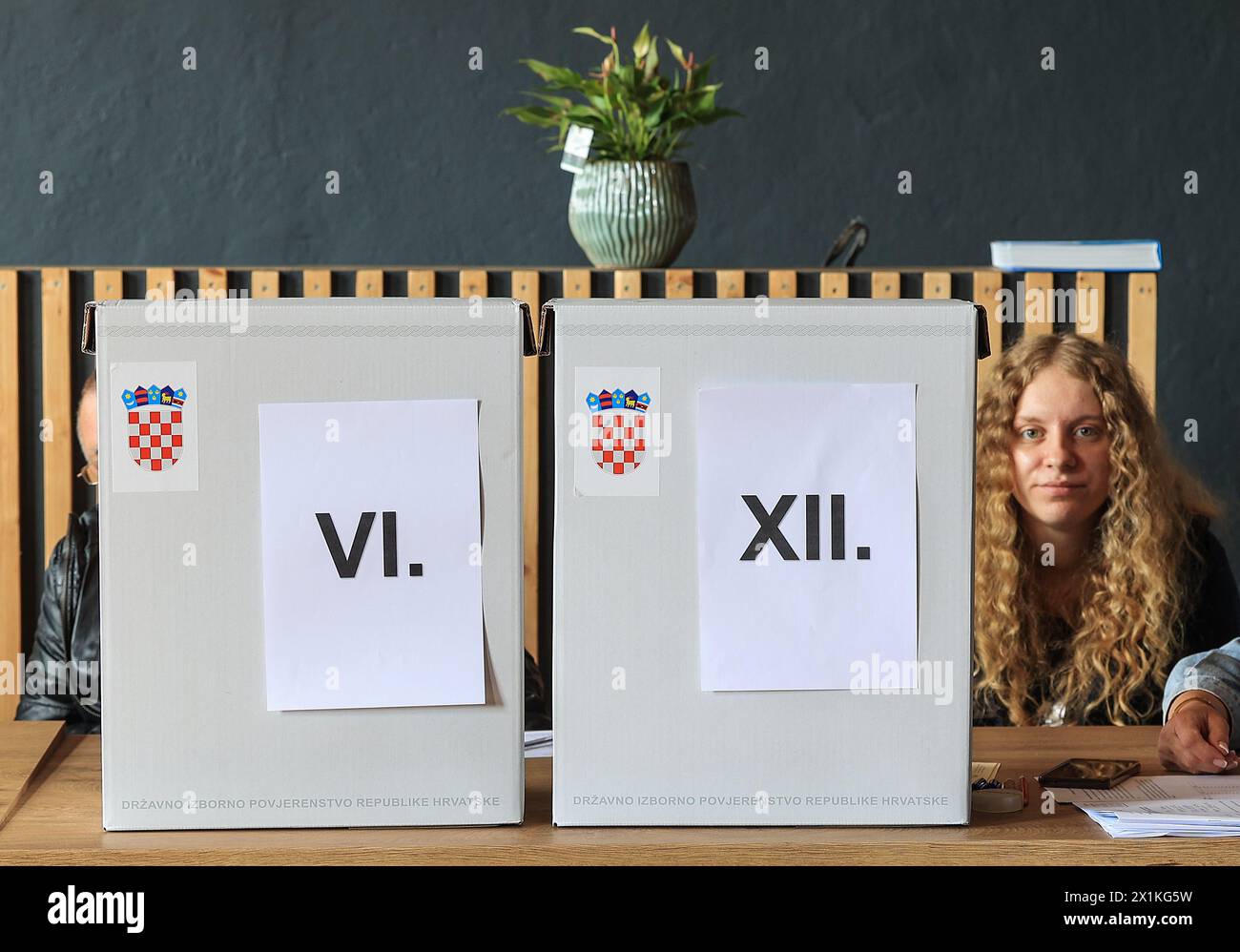 Un luogo insolito per le elezioni e il voto il 17 aprile 2024 a Jastrebarsko, Croazia. La votazione si svolge presso il collettivo locale di vini Svetojansko Vinogorje. Foto: Marko Prpic/PIXSELL credito: Pixsell/Alamy Live News Foto Stock