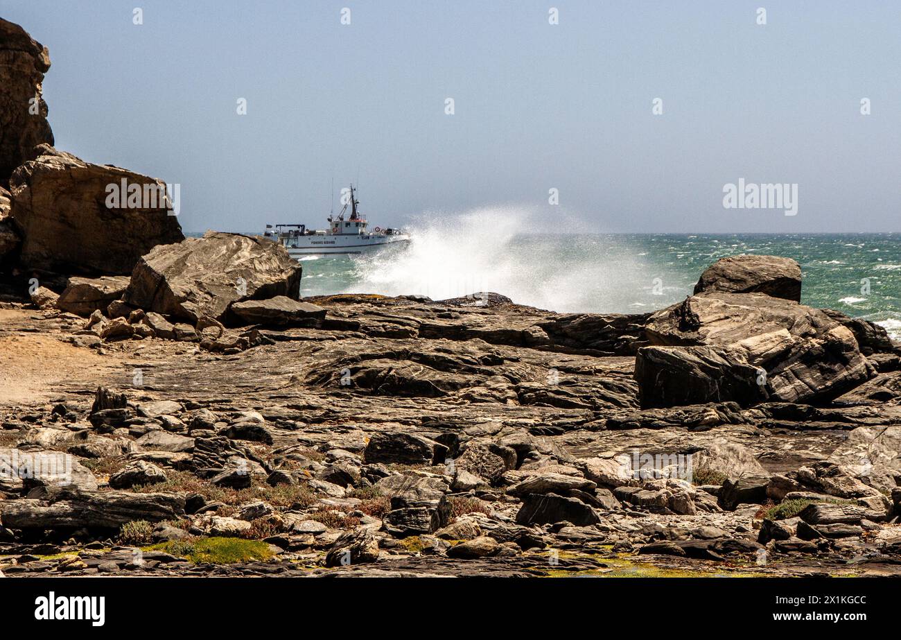 Nave da ricerca per la pesca che attraversa il mare verde e discontinuo al largo della roccia di Diaz Point vicino a Luderitz, Namibia. Foto Stock