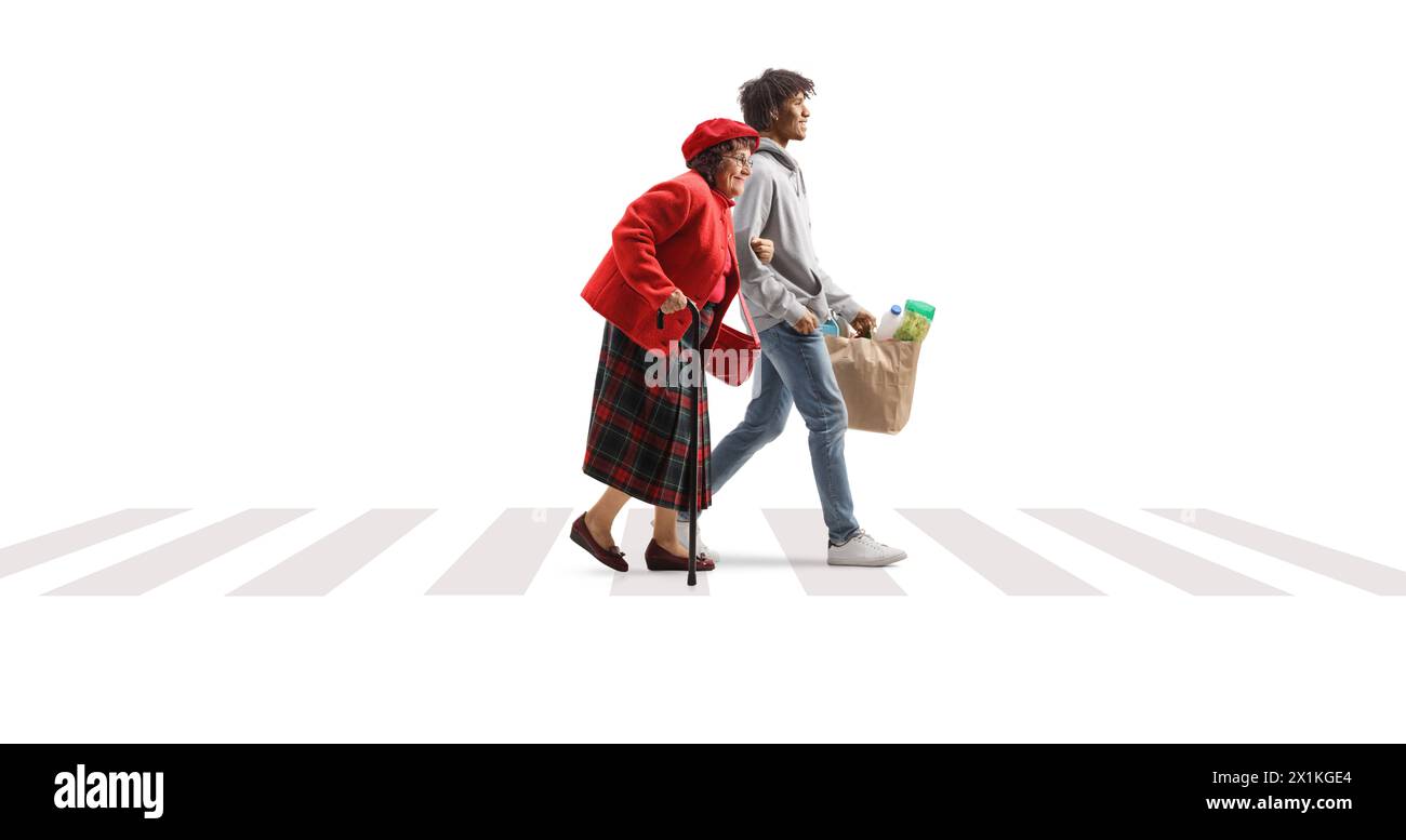 Giovane afroamericano che aiuta una vecchia signora con borse della spesa isolate su sfondo bianco Foto Stock