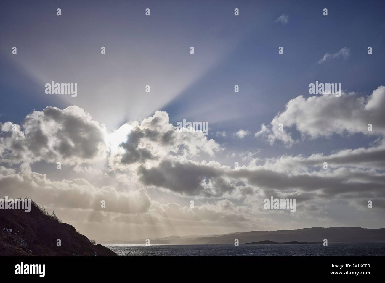 Febbraio e cieli tempestosi che guardano a ovest da Craignish Point, affacciato sul Sound of Jura, Ardfern Argyll e Bute, Scozia Foto Stock