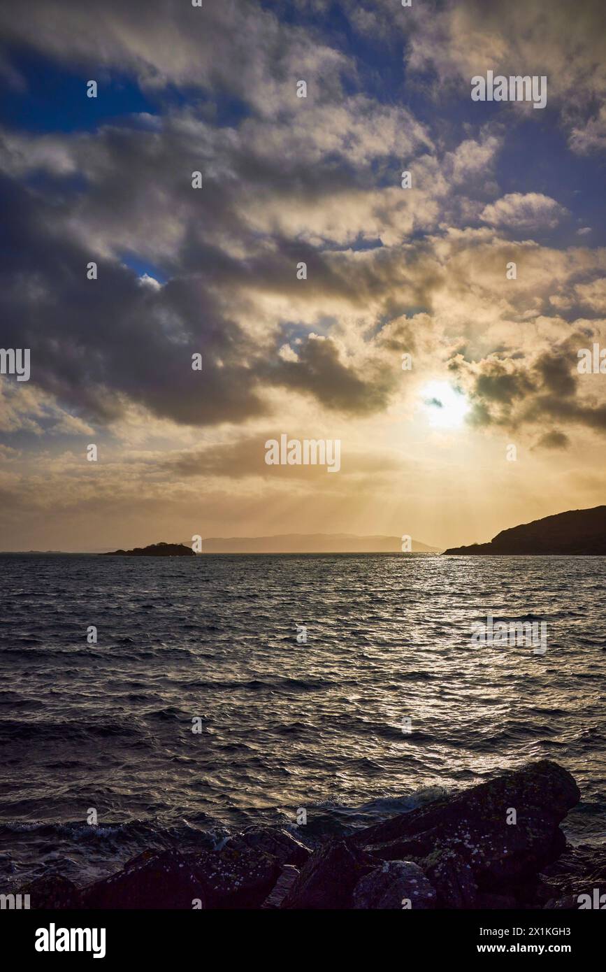 A ovest di Craobh Haven, il sole inizia a calare quando il crepuscolo inizia a prendere forma. Craobh Haven, Argyll e Bute, Scozia Foto Stock