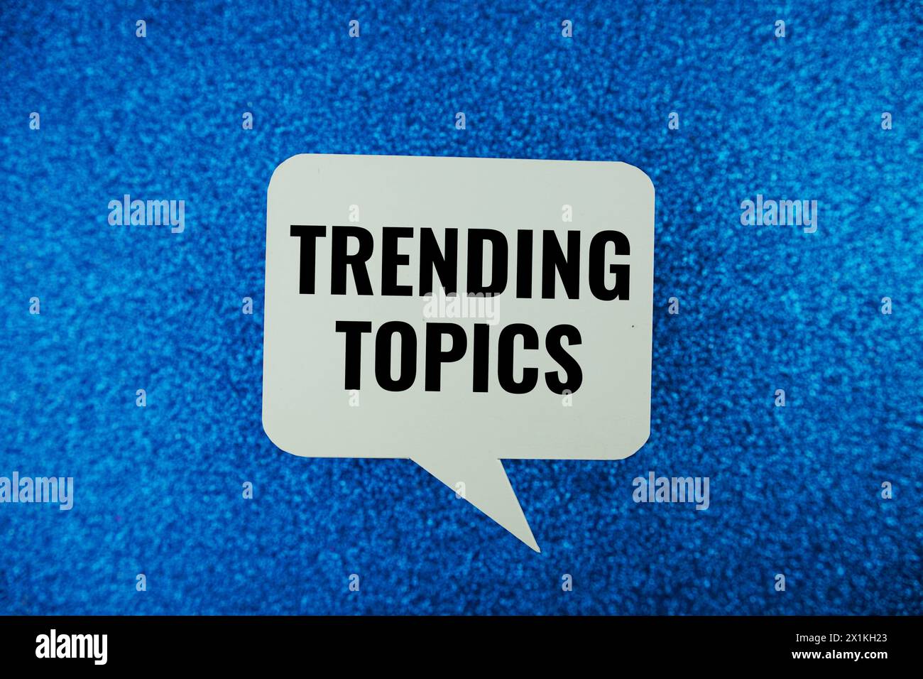 Argomenti di tendenza messaggio di testo scritto su bolla bianca Foto Stock