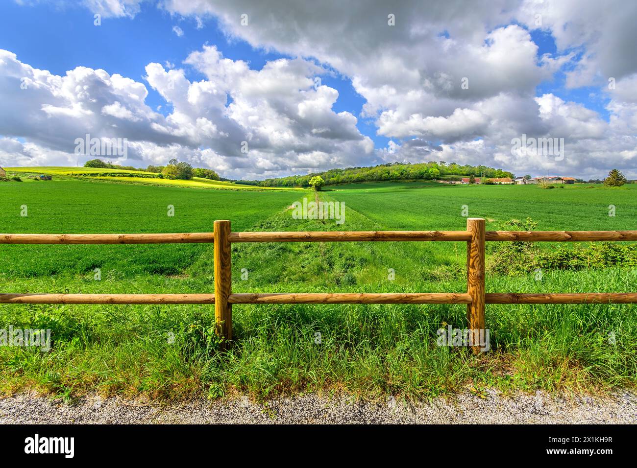 Vista sui terreni agricoli seminati con grano invernale e le nuvole di pioggia di Stratocumulus che si radunano nella Francia centrale. Foto Stock