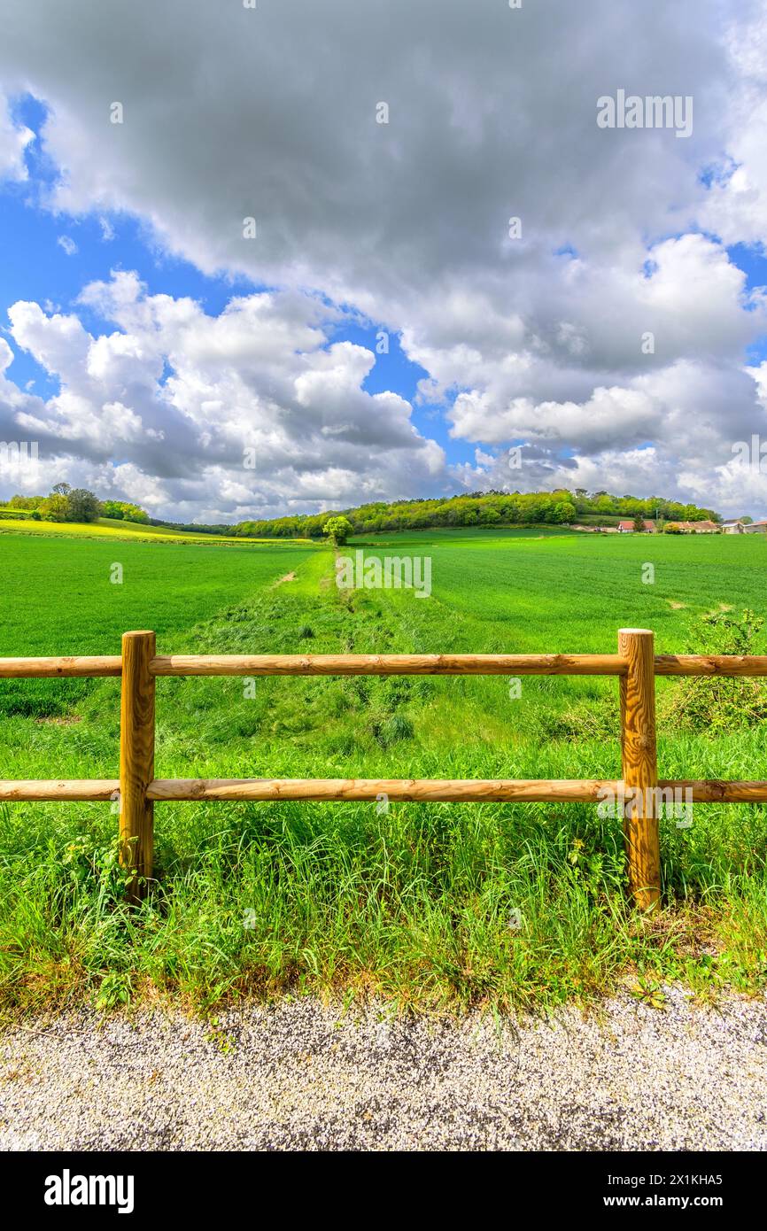 Vista sui terreni agricoli seminati con grano invernale e le nuvole di pioggia di Stratocumulus che si radunano nella Francia centrale. Foto Stock
