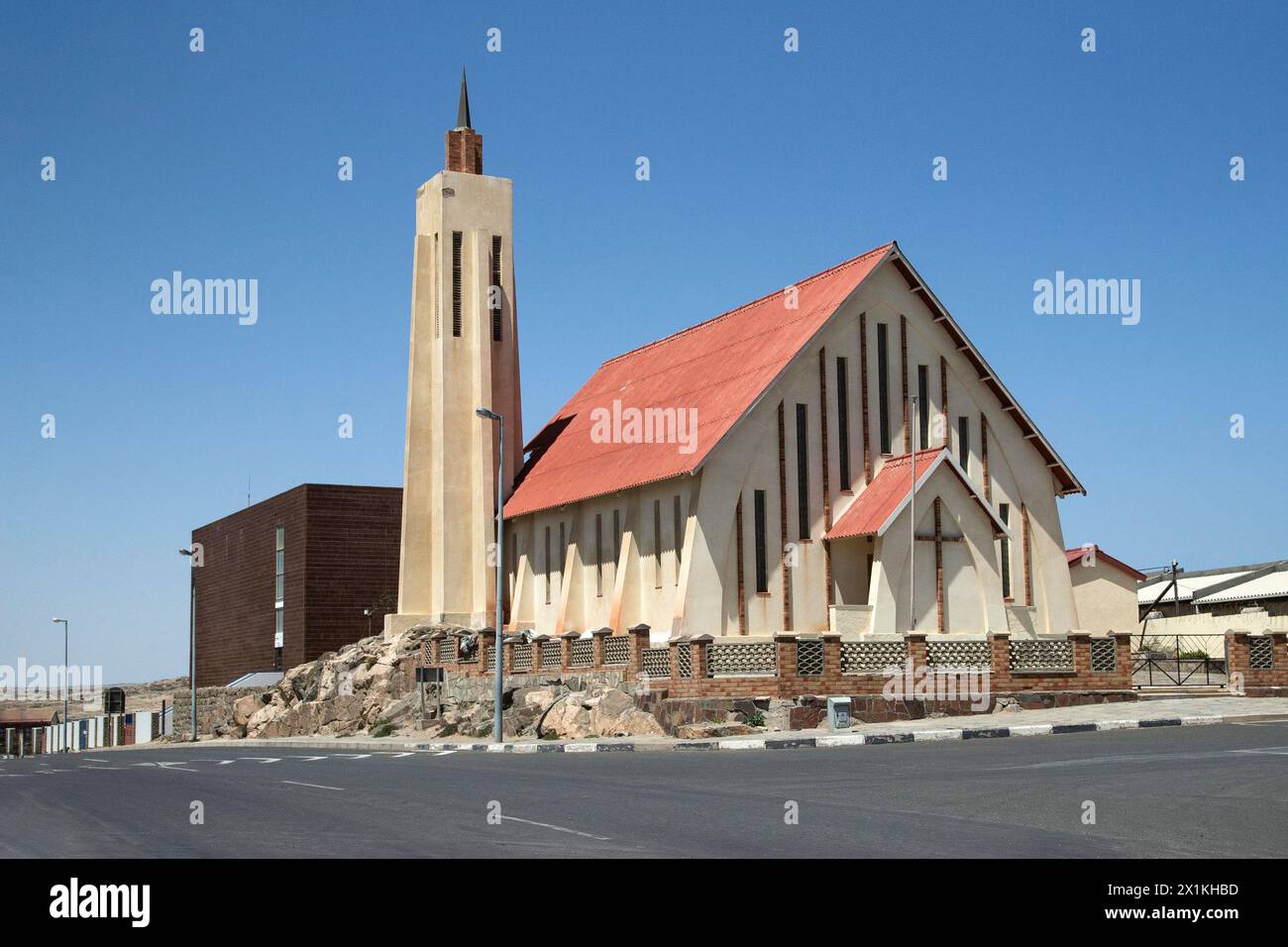 La chiesa cattolica di San Pietro e Paolo con la sua alta e stretta torre, sulla principale Bay Road a Luderitz, Namibia. Foto Stock