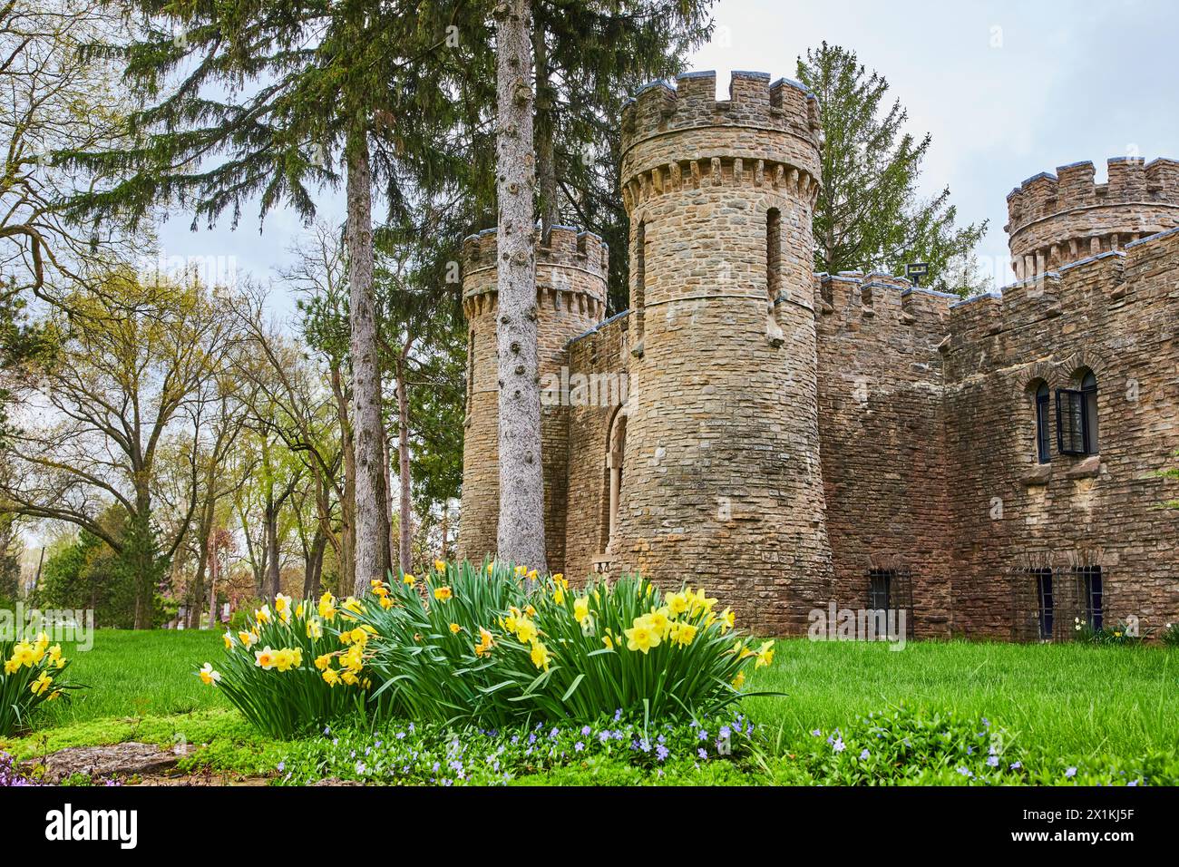 Primavera al Castello Seminario in stile medievale con fiori in fiore Foto Stock