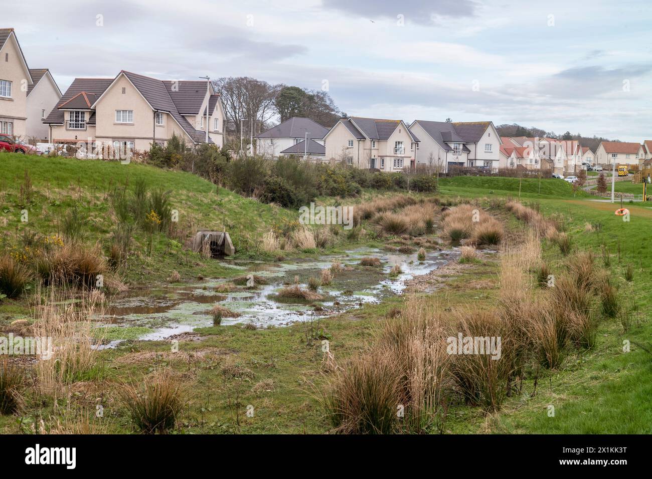 Schema di drenaggio urbano sostenibile, per prevenire inondazioni improvvise che travolgono il sistema di smaltimento delle acque reflue. Cala Homes Cults Aberdeen Foto Stock