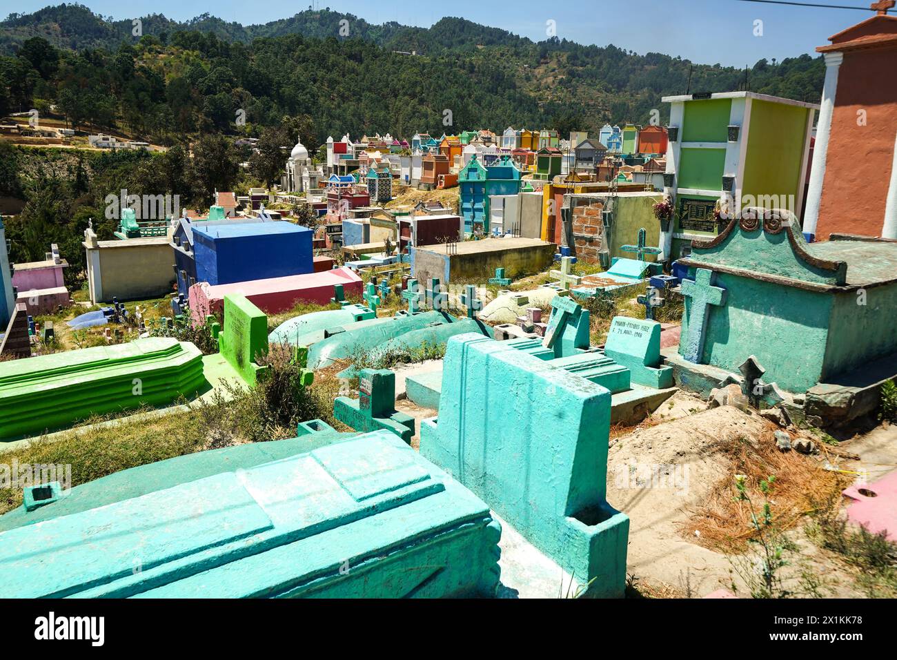 Le tombe colorate e le volte del Cementerio General a Chichicastenango, Guatemala. Secondo la tradizione indigena Maya, il colorato luogo di sepoltura onora i morti e incoraggia i vivi a fare pace con la morte. Foto Stock