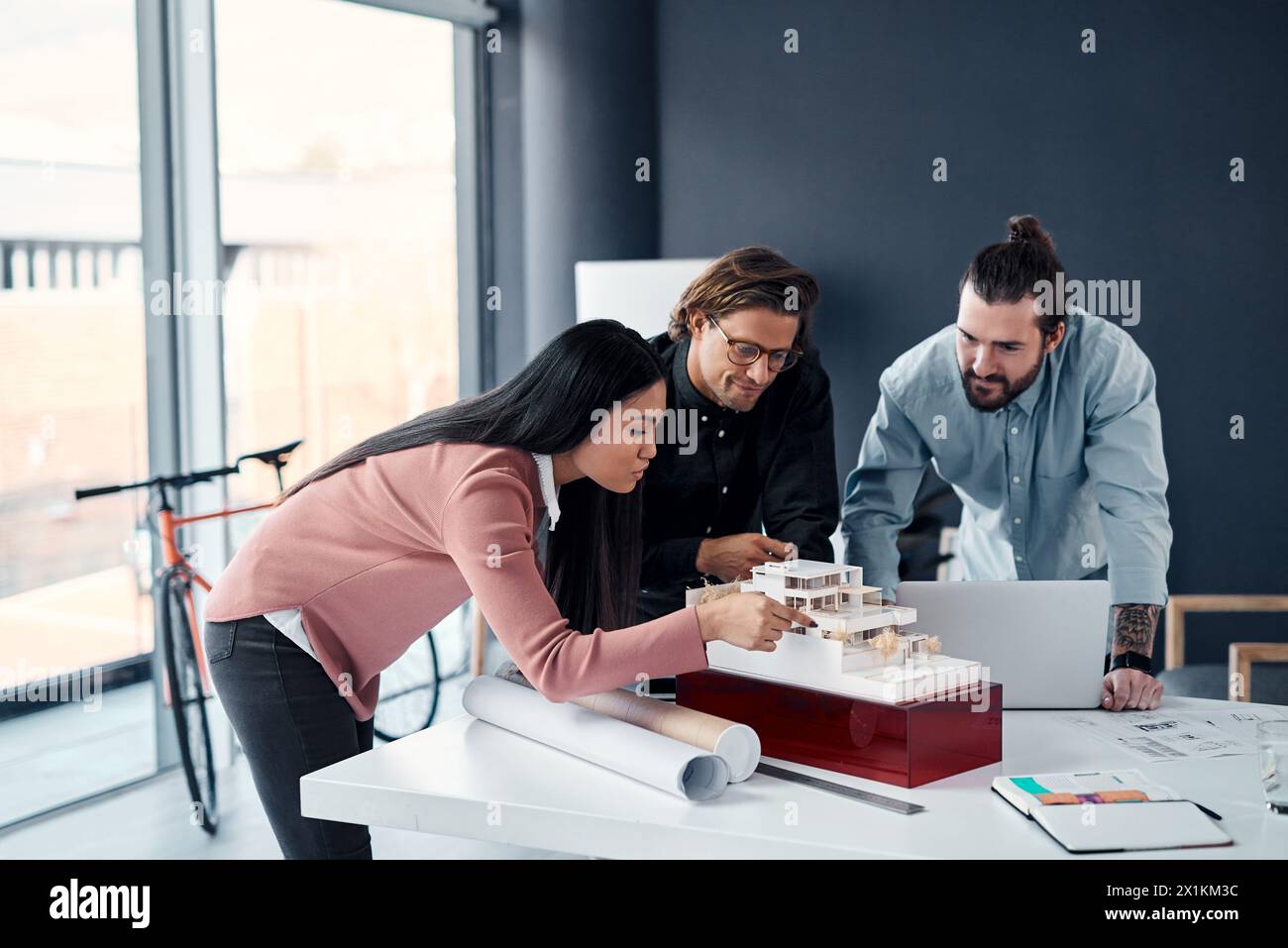 Progettare, riunire e discutere con il modello 3D per la progettazione, la pianificazione o la costruzione in ufficio. Gruppo di dipendenti creativi o ingegneri civili Foto Stock