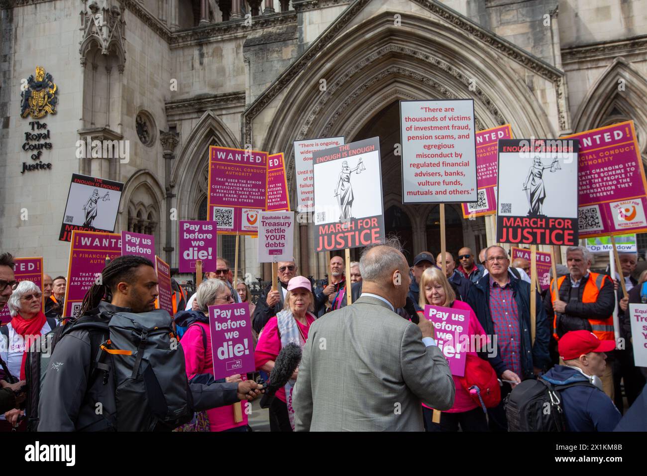 Londra, Inghilterra, Regno Unito. 17 aprile 2024. Le vittime di frodi in materia di investimenti organizzano una protesta al di fuori delle Royal Courts of Justice di Londra, la protesta mira a dare voce alle vittime di frodi in materia di investimenti, reati finanziari e truffe, in particolare quelle che sono state deluse male dalle autorità, tra cui e in particolare la Financial Conduct Authority. (Credit Image: © Tayfun Salci/ZUMA Press Wire) SOLO PER USO EDITORIALE! Non per USO commerciale! Foto Stock