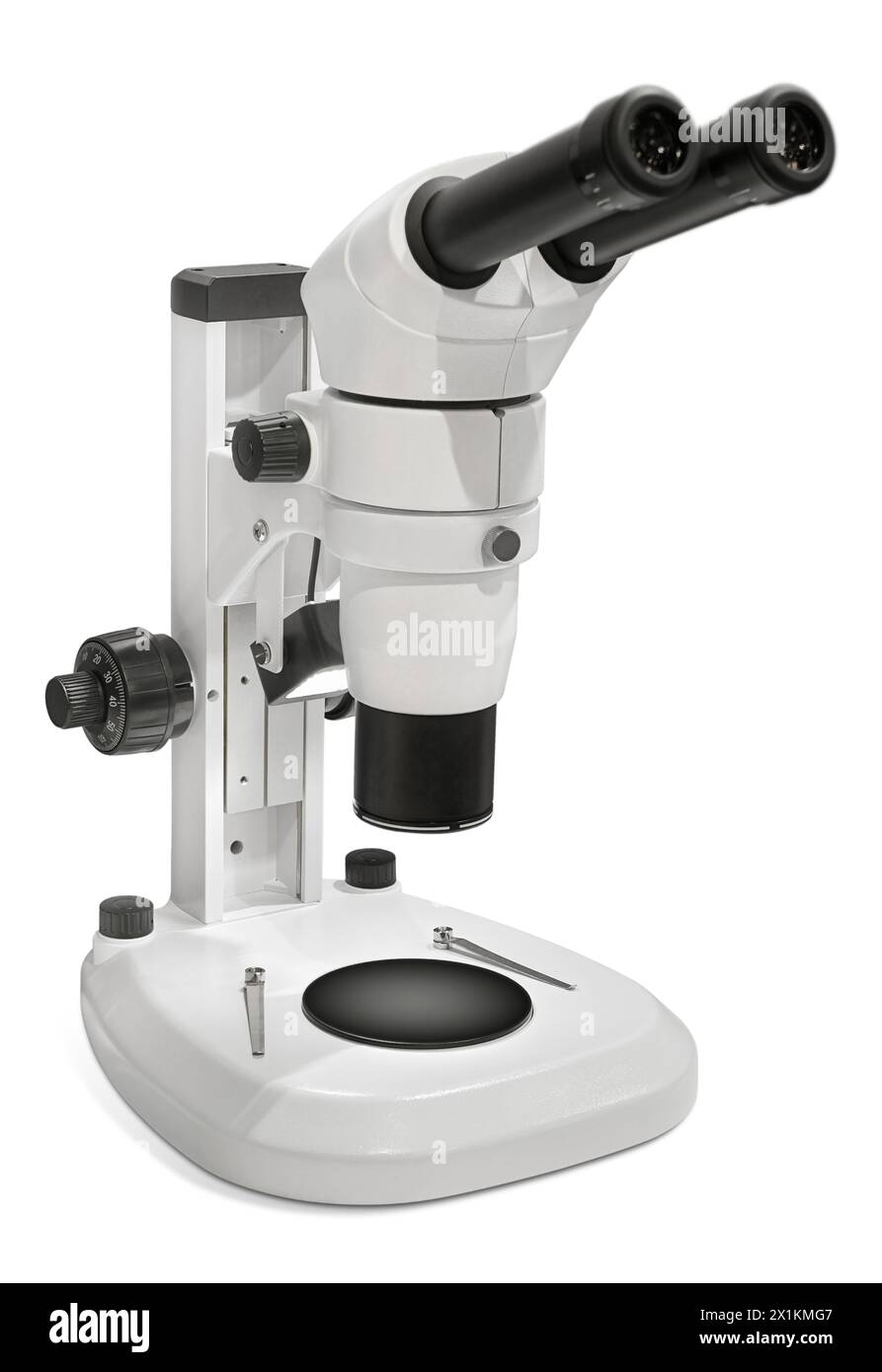 Microscopio da laboratorio moderno, isolato su sfondo bianco Foto Stock