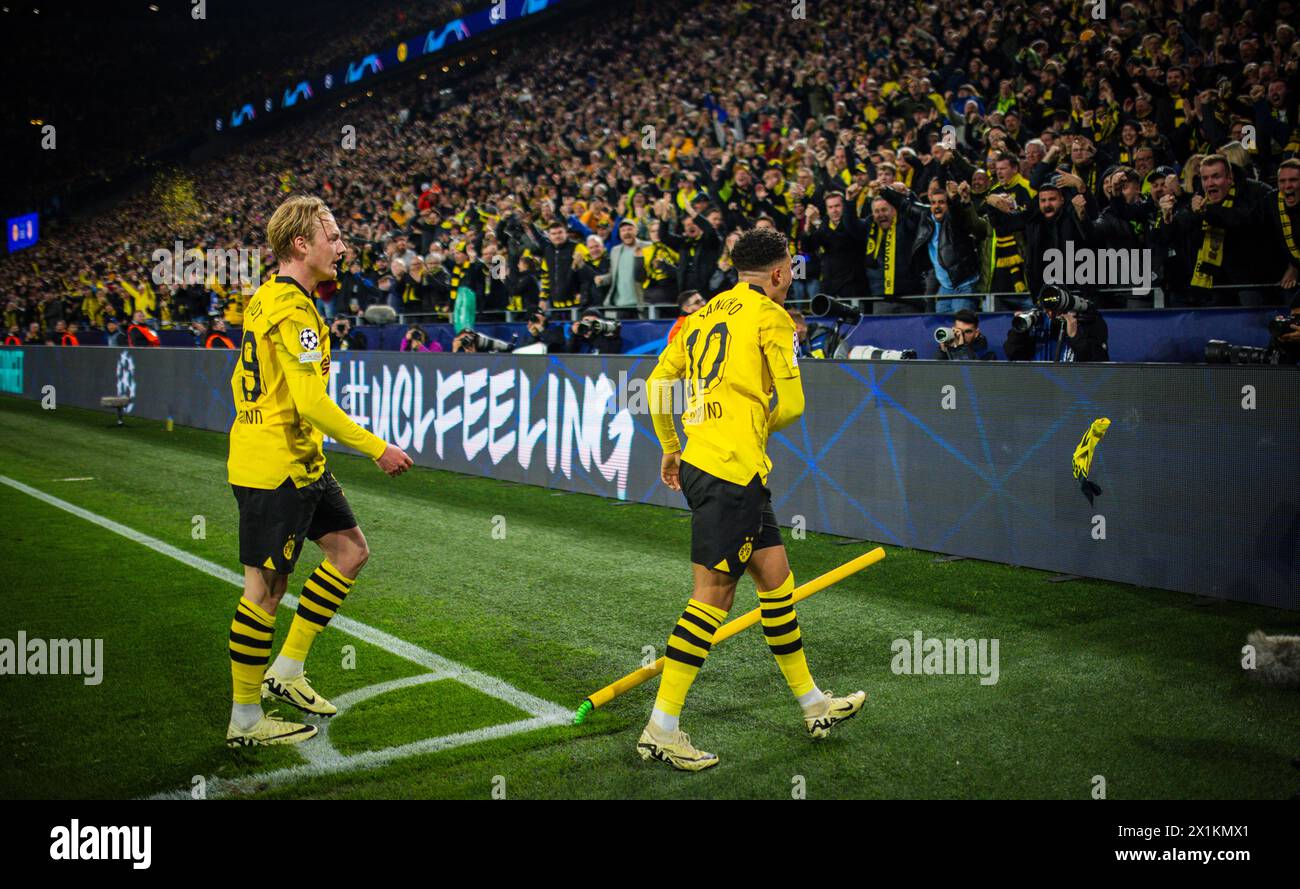 Dortmund, Germania. 16 aprile 2024. Torjubel: Julian Brandt (BVB) Jadon Sancho (BVB) schlägt die Fahne von der Eckfahne Borussia Dortmund - Atletico ma Foto Stock