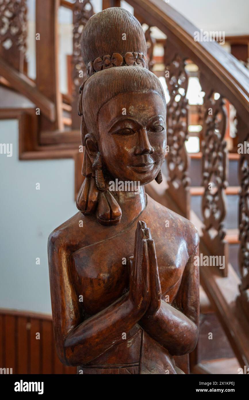 Una statua di Buddha di benvenuto thailandese viene vista presso l'hotel Galaxy Abandoned Ship, sull'isola di Koh Chang. Il 'Galaxy Hotel' e' un'ex nave da crociera a sette piani riadattata in un hotel, sull'Isola di Koh Chang, che ha chiuso due decenni fa a causa di problemi economici. Ora, è elencato sul radar dei turisti che cercano di esplorare nuove esperienze di viaggio, con i suoi corridoi spaventosi, i dintorni lussureggianti e la spiaggia di sabbia bianca per 2,71 USD come biglietto d'ingresso. Foto Stock