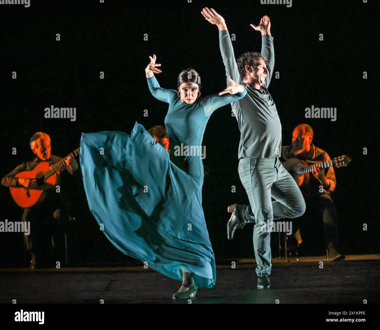 Londra, Regno Unito. 17 aprile 2024. In mostra due pezzi della seconda metà dello spettacolo, qui "Tientos - pas de deux", ballato da Adriana Bilbao (in abito verde acqua) e Angel Muñoz. Il chitarrista, compositore e produttore di flamenco Paco Peña e la sua compagnia tornano al Sadler's Wells Theatre con Solera dal 17 al 29 aprile. Crediti: Imageplotter/Alamy Live News Foto Stock