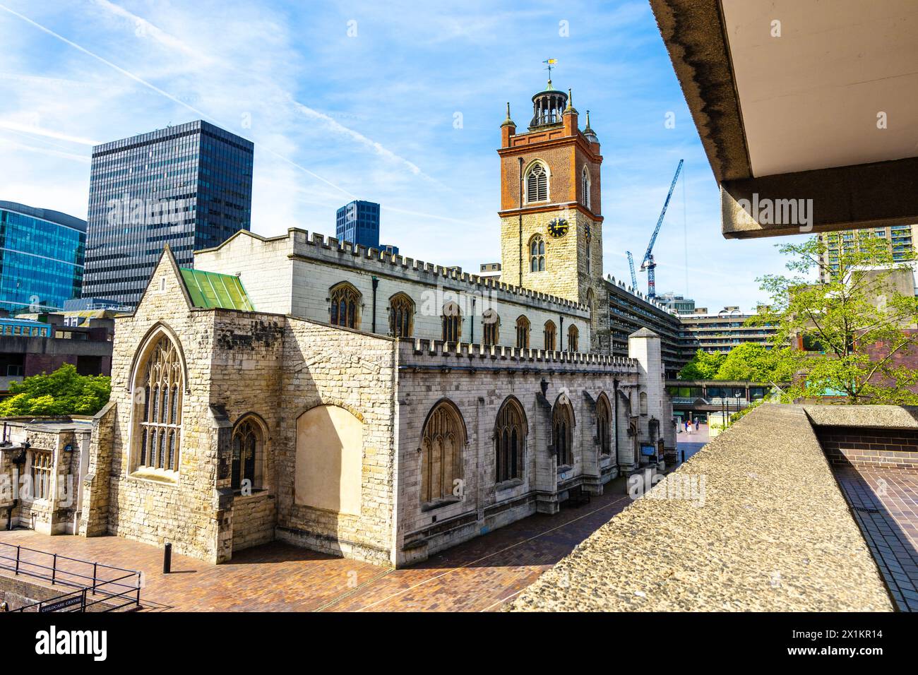 Chiesa di St Giles Cripplegate situata nella Barbican Estate, una delle poche rimaste medievali a Londra, Inghilterra Foto Stock