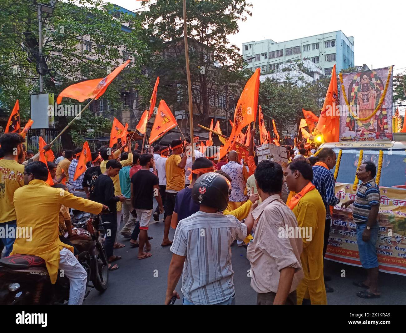 Kolkata, India. 17 aprile, 2024.People kolkata celebra il compleanno di RAM Navami o Dio Rama con processione stradale. Foto Stock