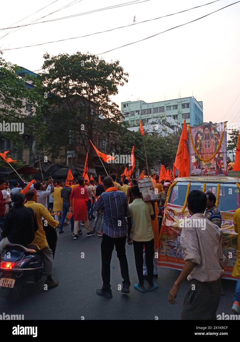 Kolkata, India. 17 aprile, 2024.People kolkata celebra il compleanno di RAM Navami o Dio Rama con processione stradale. Foto Stock
